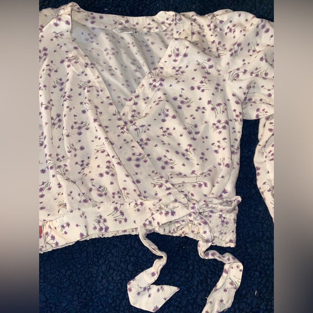 American Eagle cream wrap blouse with purple flowers in size XS. - Picture 2 of 5